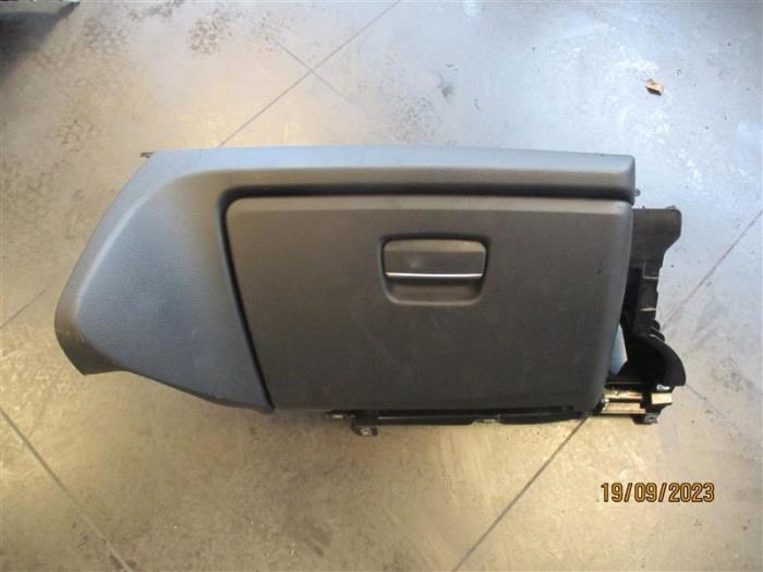 Begagnade Handskfack BMW 1 serie (E81) 116i 1.6 16V Pris på förfrågan erbjuds av Autohandel-Smet Gebroeders NV