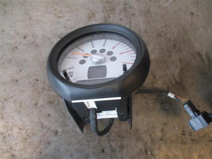 Tachometer from a MINI Countryman (R60) 2.0 Cooper D 16V Autom. 2014
