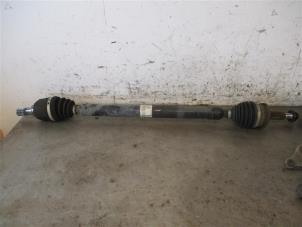 Used Front drive shaft, right Kia Cee'd Sportswagon (JDC5) 1.6 CRDi 16V VGT Price on request offered by Autohandel-Smet Gebroeders NV