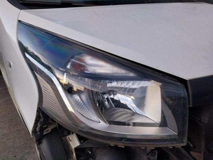Używane Reflektor prawy Renault Trafic (1FL/2FL/3FL/4FL) 1.6 dCi 115 Cena na żądanie oferowane przez Autohandel-Smet Gebroeders NV