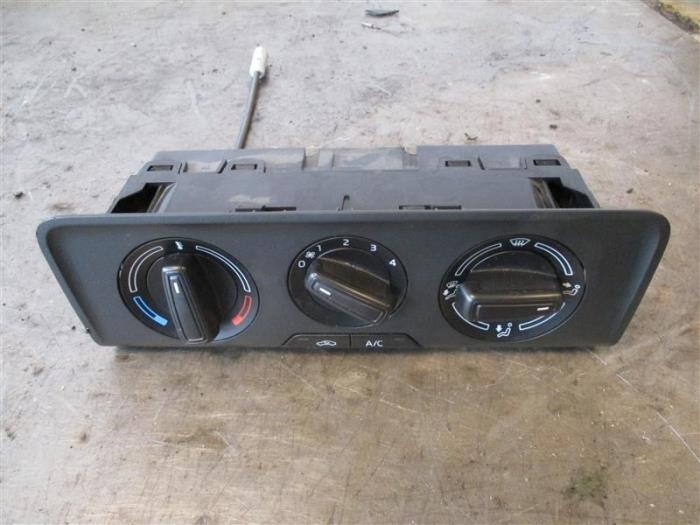 Panel de control de aire acondicionado de un Skoda Fabia III (NJ3) 1.2 TSI 16V 2015