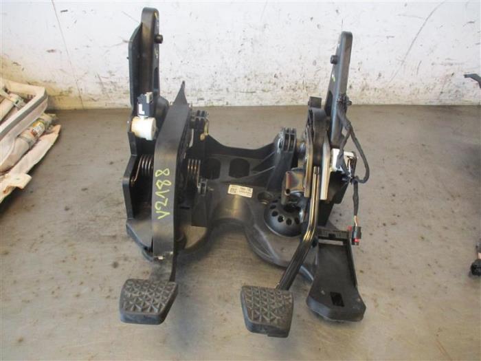 Gebrauchte Pedale Set Opel Astra K Sports Tourer 1.5 CDTi 105 12V Preis auf Anfrage angeboten von Autohandel-Smet Gebroeders NV