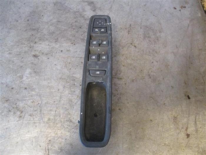 Usados Interruptor combinado de ventanillas Dacia Jogger 1.0 TCe 110 12V Precio de solicitud ofrecido por Autohandel-Smet Gebroeders NV