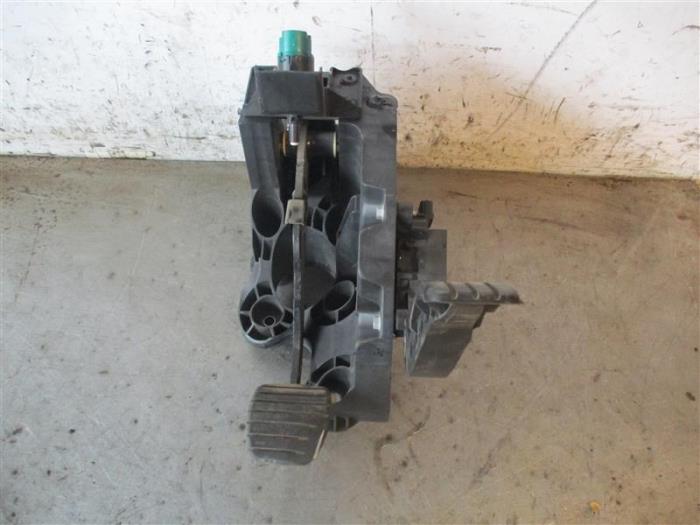 Gebrauchte Pedale Set Renault Trafic (1FL/2FL/3FL/4FL) 1.6 dCi 115 Preis auf Anfrage angeboten von Autohandel-Smet Gebroeders NV