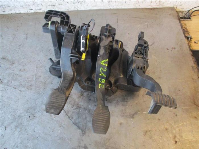 Gebrauchte Pedale Set Opel Combo Mk.III (D) 1.3 CDTI 16V Preis auf Anfrage angeboten von Autohandel-Smet Gebroeders NV