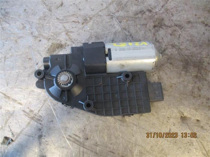 Usados Motor de ventanilla de puerta Nissan Qashqai (J11) 1.3 DIG-T 140 16V Precio de solicitud ofrecido por Autohandel-Smet Gebroeders NV