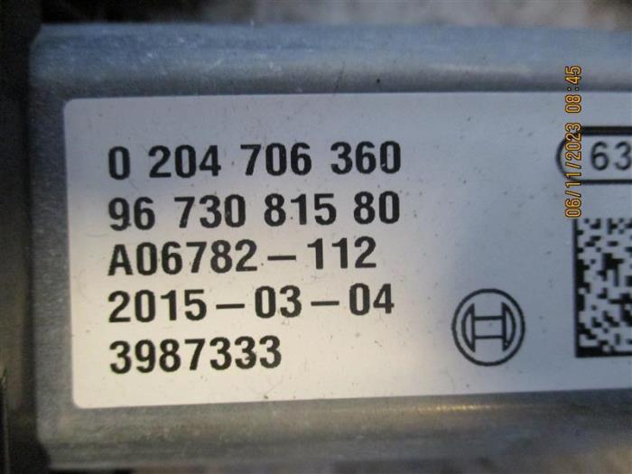 Motor de freno de mano de un Peugeot 5008 I (0A/0E) 1.6 HDiF 16V 2015