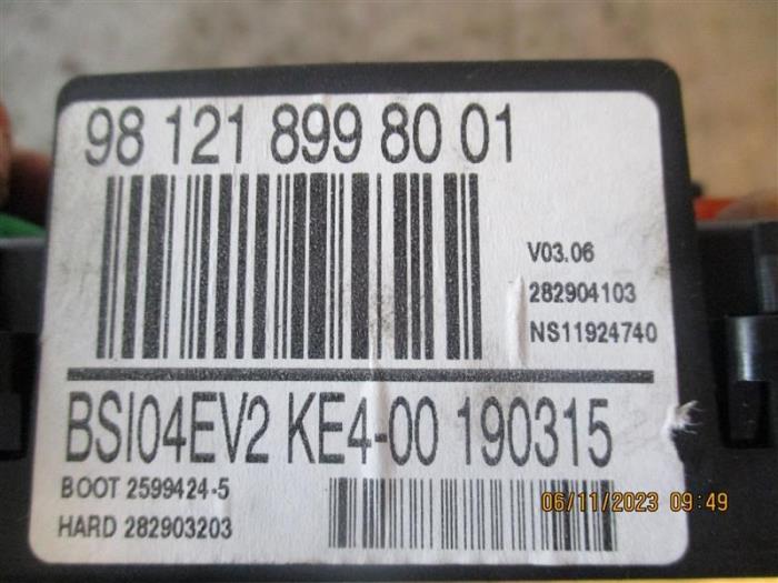 Fuse box Peugeot 5008 I 1.6 HDiF 16V 981218998001