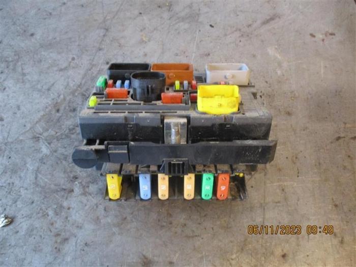 Fuse box from a Peugeot 5008 I (0A/0E) 1.6 HDiF 16V 2015