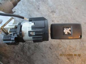 Used Ignition lock + key Peugeot 5008 I (0A/0E) 1.6 HDiF 16V Price on request offered by Autohandel-Smet Gebroeders NV