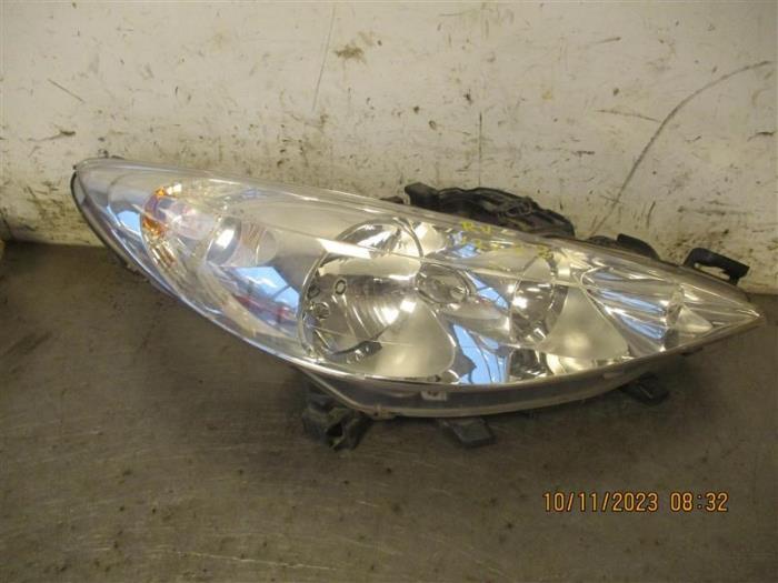 Używane Reflektor prawy Peugeot 207/207+ (WA/WC/WM) 1.4 16V VTi Cena na żądanie oferowane przez Autohandel-Smet Gebroeders NV