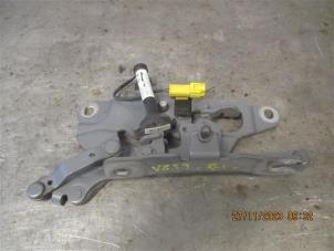 Used Front door hinge, right BMW 5 serie (F10) 520d 16V Price on request offered by Autohandel-Smet Gebroeders NV