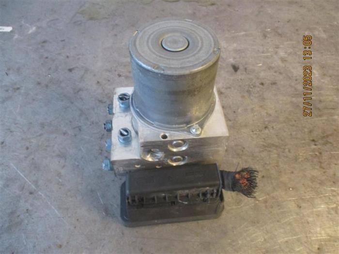 Begagnade ABS-pump BMW 5 serie (F10) 520d 16V Pris på förfrågan erbjuds av Autohandel-Smet Gebroeders NV