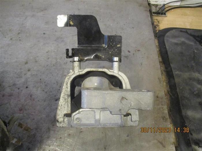 Usagé Support moteur Audi Q3 (8UB/8UG) Prix sur demande proposé par Autohandel-Smet Gebroeders NV