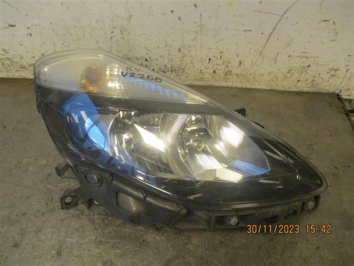 Headlight, right from a Renault Clio III (BR/CR) 1.5 dCi FAP 2011