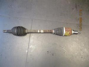 Used Front drive shaft, left Renault Clio III (BR/CR) 1.5 dCi FAP Price on request offered by Autohandel-Smet Gebroeders NV