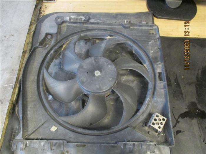 Fan motor from a Renault Clio III (BR/CR) 1.5 dCi FAP 2011