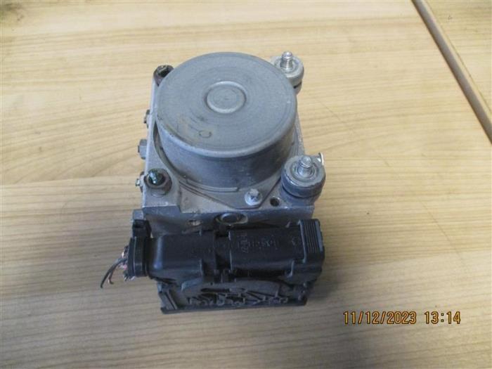 ABS pump from a Renault Clio III (BR/CR) 1.5 dCi FAP 2011