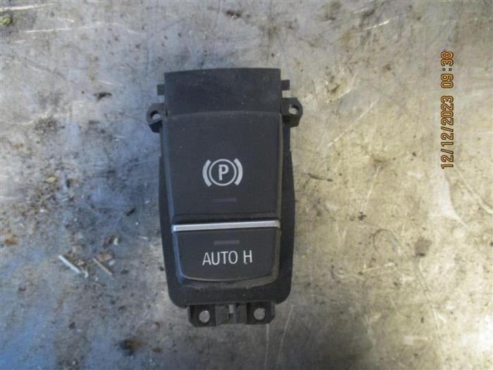 Interruptor de freno de mano de un BMW X6 (F16) xDrive30d 3.0 24V 2015