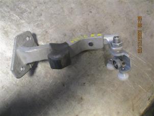 Used Rear door hinge, right Iveco Daily Price on request offered by Autohandel-Smet Gebroeders NV