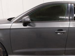 Używane Drzwi lewe przednie wersja 4-drzwiowa Audi A3 Sportback (8VA/8VF) 1.6 TDI Ultra 16V Cena na żądanie oferowane przez Autohandel-Smet Gebroeders NV