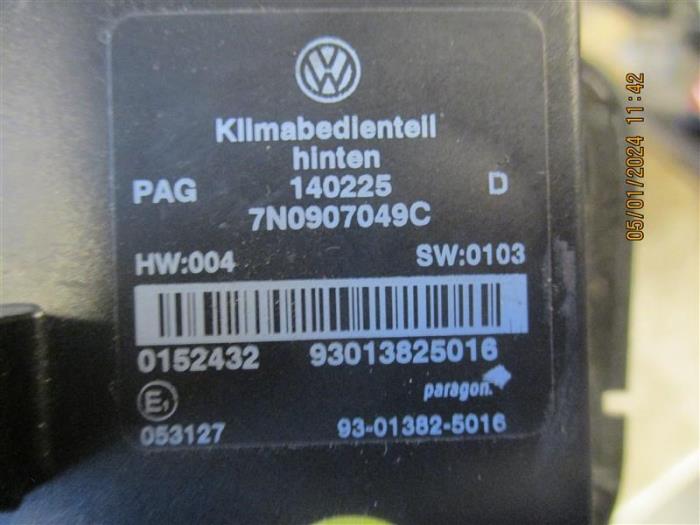 Panel de control de aire acondicionado de un Volkswagen Sharan (7N) 2.0 TDI 16V 2014