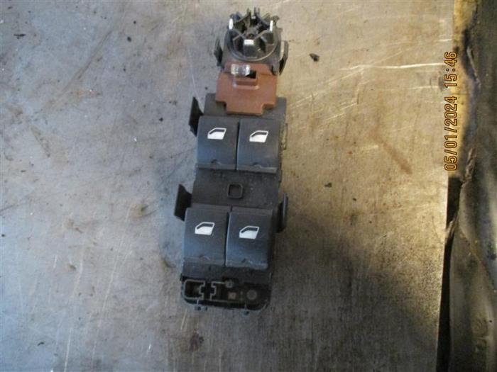 Usados Interruptor combinado de ventanillas Peugeot 5008 I (0A/0E) 1.6 HDiF 16V Precio de solicitud ofrecido por Autohandel-Smet Gebroeders NV