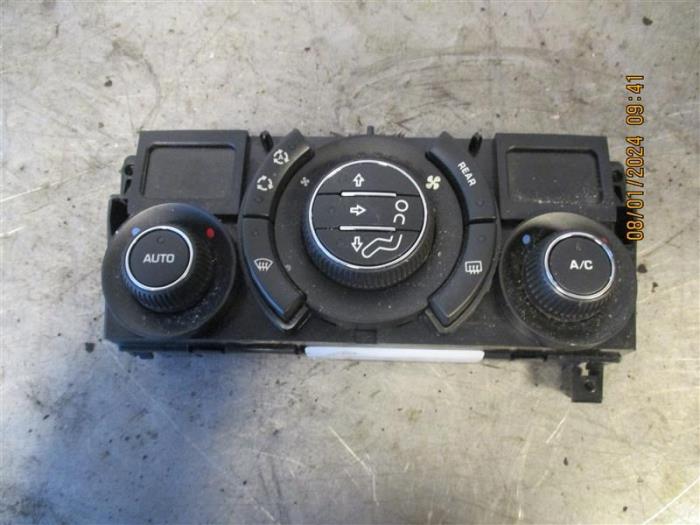 Panel de control de aire acondicionado de un Peugeot 5008 I (0A/0E) 1.6 HDiF 16V 2012