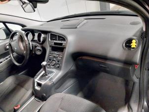 Usados Airbag set + dashboard Peugeot 5008 I (0A/0E) 1.6 HDiF 16V Precio de solicitud ofrecido por Autohandel-Smet Gebroeders NV