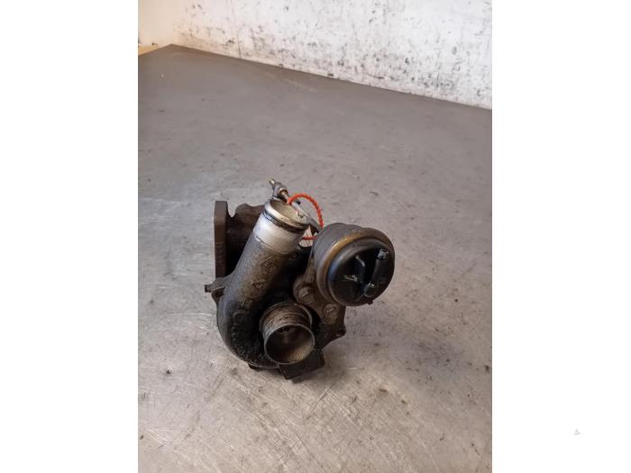 Używane Turbo Renault Clio Cena na żądanie oferowane przez Autohandel-Smet Gebroeders NV