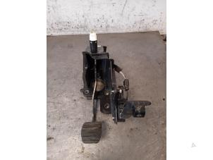 Used Set of pedals Renault Master IV (FV) 2.3 dCi 110 16V FWD Price on request offered by Autohandel-Smet Gebroeders NV