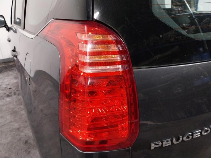 Luz trasera izquierda de un Peugeot 5008 I (0A/0E) 1.6 HDiF 16V 2013