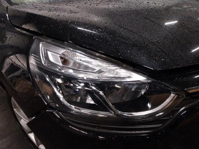 Używane Reflektor prawy Renault Clio IV (5R) 1.2 TCE 16V GT EDC Cena na żądanie oferowane przez Autohandel-Smet Gebroeders NV