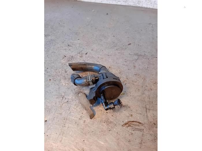 Begagnade Extra vattenpump Volkswagen Touran (5T1) 1.6 TDI Pris på förfrågan erbjuds av Autohandel-Smet Gebroeders NV