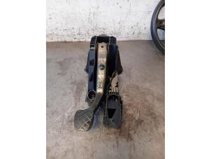 Used Brake pedal Volkswagen Touran (5T1) 1.6 TDI Price on request offered by Autohandel-Smet Gebroeders NV