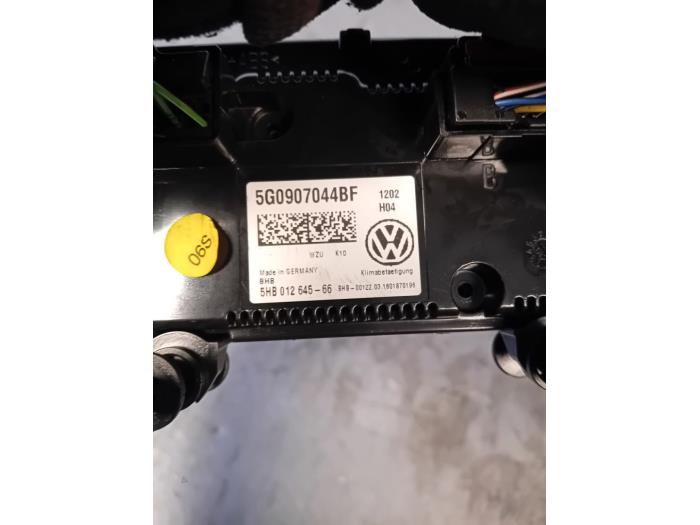 Panel de control de aire acondicionado de un Volkswagen Touran (5T1) 1.6 TDI 2016