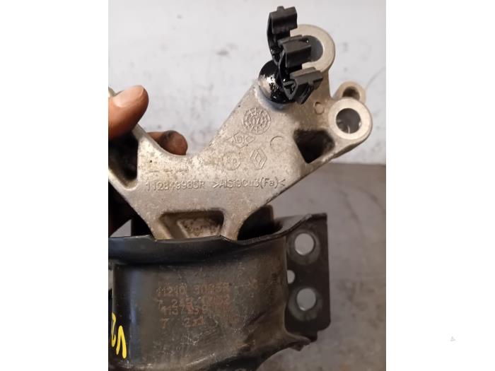 Engine mount from a Renault Clio IV (5R) 1.2 TCE 16V GT EDC 2017