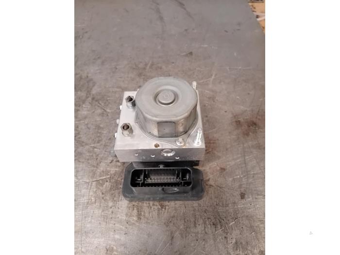 Usagé Bloc ABS Renault Clio IV (5R) 1.2 TCE 16V GT EDC Prix sur demande proposé par Autohandel-Smet Gebroeders NV