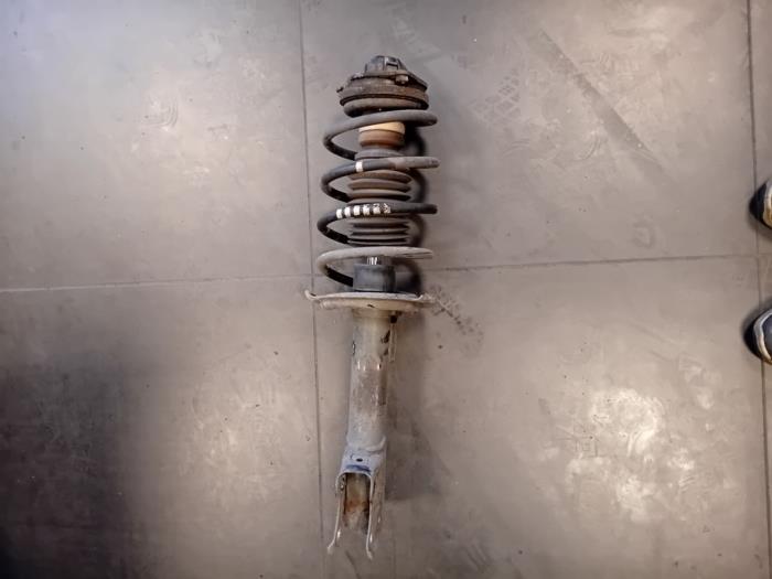 Front shock absorber, right from a Mercedes-Benz B (W245,242) 2.0 B-180 CDI 16V 2010