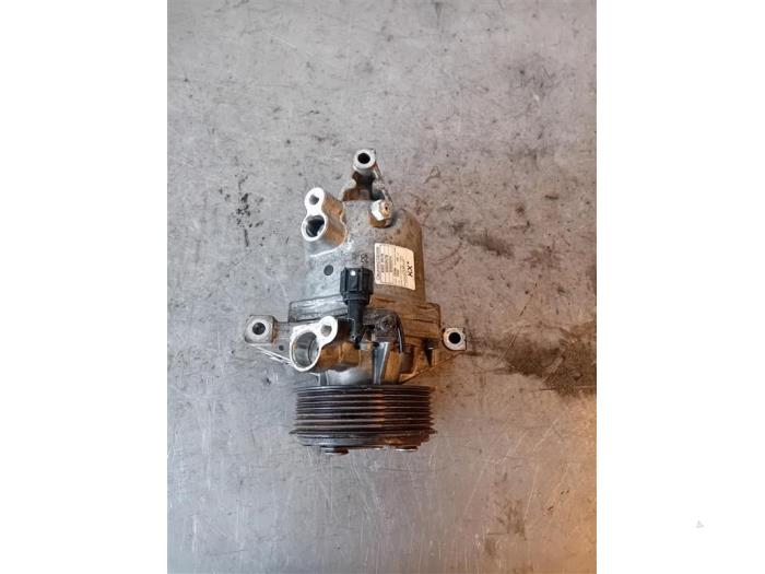Air conditioning pump from a Nissan Juke (F15) 1.6 16V 2018