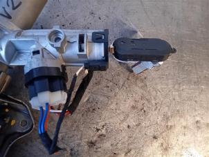 Used Ignition lock + key Citroen Jumper (U9) 2.2 Blue HDi 140 Price on request offered by Autohandel-Smet Gebroeders NV
