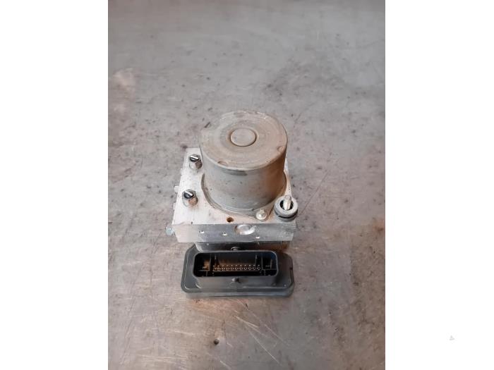 Begagnade ABS-pump Peugeot Boxer (U9) 2.2 HDi 130 Euro 5 Pris på förfrågan erbjuds av Autohandel-Smet Gebroeders NV