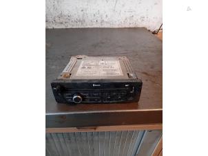 Używane Radioodtwarzacz CD Nissan NV 400 (M9J) 2.3 dCi 150 16V Cena na żądanie oferowane przez Autohandel-Smet Gebroeders NV