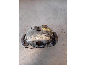 Used Front brake calliper, left Citroen DS5 (KD/KF) 2.0 HDiF 16V Price on request offered by Autohandel-Smet Gebroeders NV