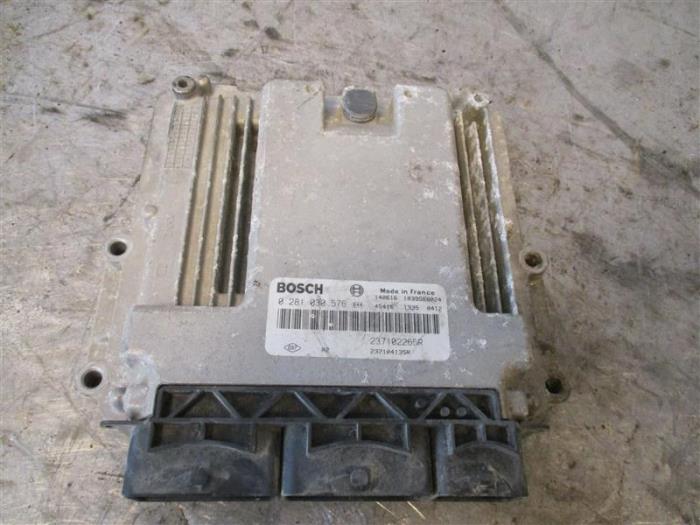 Used Engine management computer Renault Master III (FV) 2.3 dCi 145 16V RWD Price on request offered by Autohandel-Smet Gebroeders NV
