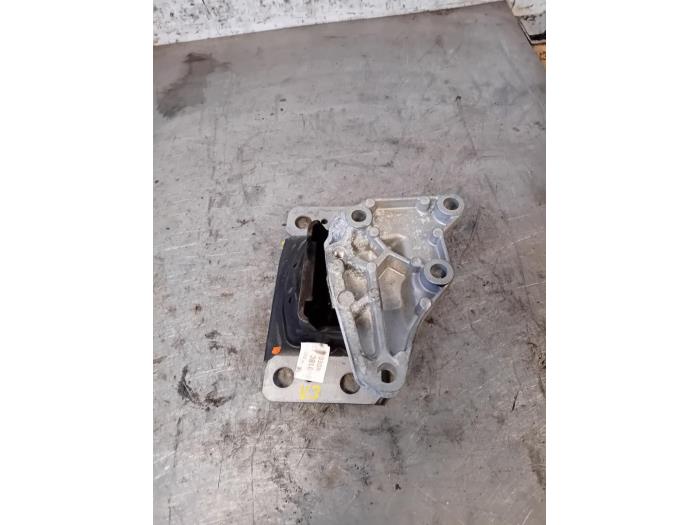 Used Engine mount Ford Mondeo V 2.0 TDCi 150 16V Price on request offered by Autohandel-Smet Gebroeders NV