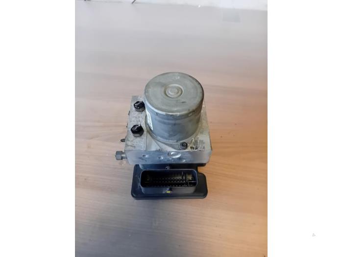 Begagnade ABS-pump Hyundai i20 1.2i 16V Pris på förfrågan erbjuds av Autohandel-Smet Gebroeders NV