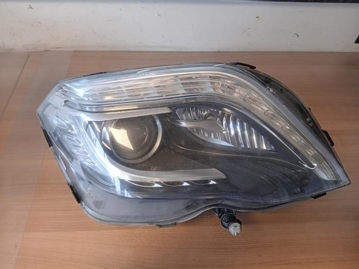 Headlight, right from a Mercedes-Benz GLK (204.7/9) 2.2 220 CDI 16V BlueEfficiency 4-Matic 2014