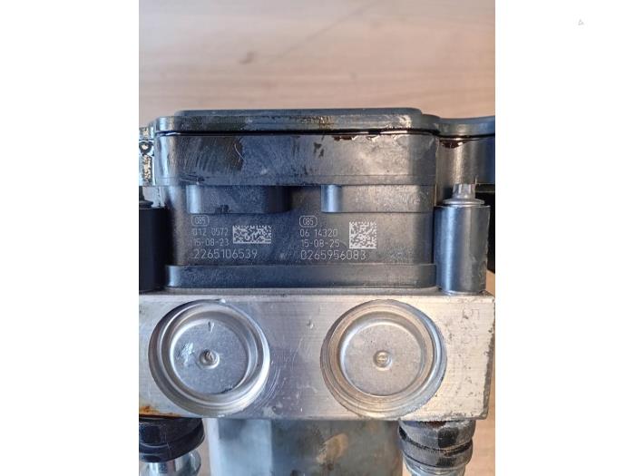 ABS pump from a Peugeot 308 SW (L4/L9/LC/LJ/LR)  2015
