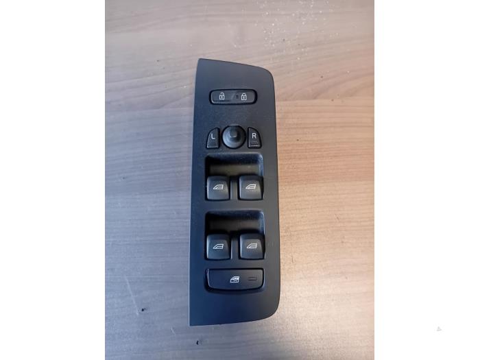 Usados Interruptor combinado de ventanillas Volvo V40 (MV) 2.0 D2 16V Precio de solicitud ofrecido por Autohandel-Smet Gebroeders NV